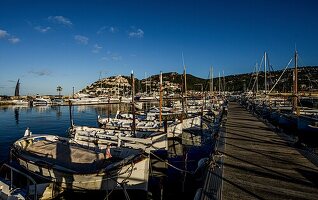 Landungssteg im Jachthafen, im Hintergrund Port d' Andratx, Mallorca, Spanien