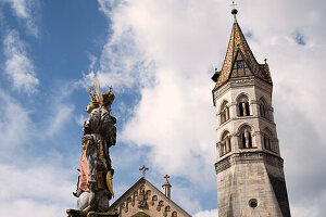Brunnenfigur auf dem Marktplatz, im Hintergund die Johanniskirche, Schwäbisch Gmünd, Ostalbkreis, Baden-Württemberg, Deutschland, Europa