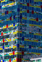 Hochhaus Colorium, Fassade mit farbigen Glaspaneelen, Architekt William Alsop, Julo-Levin-Ufers im Medienhafen, Düsseldorf, Nordrhein-Westfalen, Deutschland, Europa