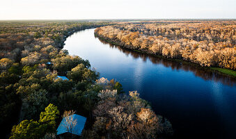 Luftaufnahme von „Florida River Vibes“, Suwannee River, Chiefland, Florida, USA