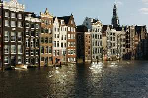 Amsterdam, Niederlande Kanalhäuser. Kanal, Sonnenuntergang, Reflexionen