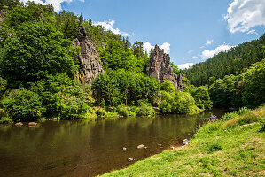 Hans-Heiling-Felsen am Fluss Eger zwischen Karlsbad und Loket, Westböhmen, Tschechische Republik