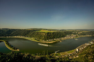 Blick vom Rheinsteig auf das Rheintal bei St. Goar und St.Goarshausen, im Hintergrund die Ausläufer des Hunsrücks, Oberes Mittelrheintal, Rheinland-Pfalz, Deutschand