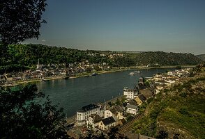 Blick vom Rheinsteig auf das Rheintal bei St. Goarshausen und St. Goar, Oberes Mittelrheintal, Rheinland-Pfalz, Deutschland