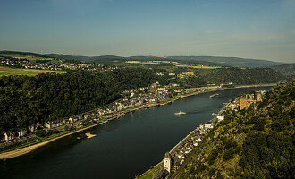 Blick vom Rheinsteig auf das Rheintal bei St. Goarshausen und St. Goar, im Hintergrund die Höhen des Hunsrücks, Oberes Mittelrheintal, Rheinland-Pfalz, Deutschland