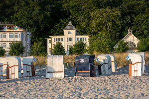 Strandkörbe, dahinter Villa Sturmvogel, Binz, Insel Rügen, Mecklenburg-Vorpommern, Deutschland