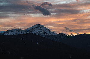 Stimmungsvoller Sonnenuntergang in den Dolomiten, Toblach, Südtirol