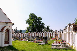 Dorffriedhof der Kirche Svatého Petra a Pavla in Albrechtice nad Vltavou in Südböhmen in Tschechien