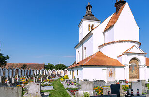 Dorffriedhof der Kirche Svatého Petra a Pavla in Albrechtice nad Vltavou in Südböhmen in Tschechien