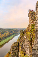 Aussicht auf die neue Aussichtsplattform am Basteifelsen, die 'Bastei', und das Elbtal im Herbst, Sächsische Schweiz, Sachsen, Deutschland