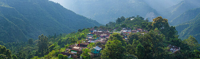 Das Dorf Singell, bekannt für seine Teekultivierung in den Vorbergen des Himalaya nahe Darjeeling, West Bengalen, Indien 