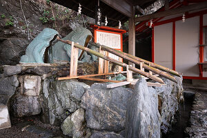 Froschbrunnen im Okitama-Schrein bei Meoto Iwa, Futamichōe, Futamichoe, Ise, Japan; Asien
