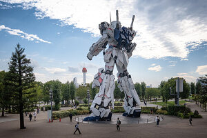Ein lebensgroßer Gundam-Kampfroboter auf einer künstlichen Insel, Odaiba, Tokio, Tokyo, Japan, Asien