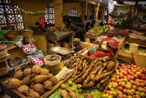 Frauen verkaufen Obst und Gemüse in der Markthalle, Lamu, Insel Lamu, Kenia, Afrika
