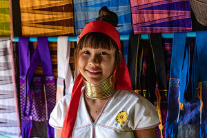 Nahaufnahme einer jungen Padong-Frau mit traditionellen Messingringen am Inle-See in Myanmar, die die kulturelle Pracht der Kayan-Stämme repräsentiert