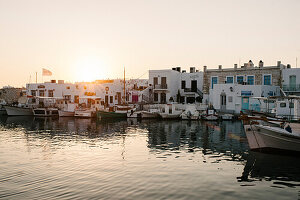 Sonnenuntergang über dem Hafen von Parikia, Paros, Griechenland