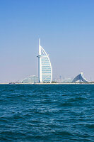 Blick vom Meer auf das Luxushotel Burj Al Arab und Skyline, Dubai, Vereinigte Arabische Emirate, Arabische Halbinsel, Naher Osten