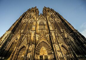  West facade of Cologne Cathedral in the evening light, Cologne, NRW, Germany 