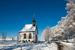 verschneite Kapelle, St Peter, Schwarzwald, Baden-Württemberg, Deutschland
