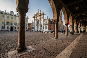 Palast Palazzo Ducale mit Arkaden und Dom Duomo Cattedrale di San Pietro, Platz Piazza Sordello, Stadt Mantua, Provinz Mantua, Lombardei, Italien, Europa