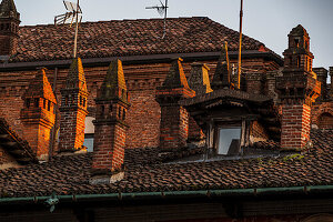 Piazza Ducale mit typischen Schornsteinen auf den Dächern, Vigevano, Provinz Pavia, Lombardei, Italien, Europa