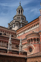 Innenhof mit Kreuzgang, offene Galerien und Kirchturm, Kloster Certosa di Pavia, Pavia, Provinz Pavia, Lombardei, Italien, Europa