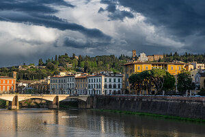Blick auf den Fluss Arno bei Sonnenuntergang, Florenz, Region Toskana, Italien, Europa