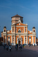 Menschen auf der Piazza dei Martiri vor dem Dom Basilica di Santa Maria Assunta, Carpi, Provinz Modena, Region Emilia-Romagna, Italien, Europa