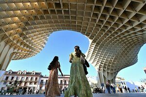 Einheimische Frauen unter der Holzskulptur Metropol Parasol oder 'las Setas', Plaza de la Encarnación, Sevilla, Andalusien, Spanien