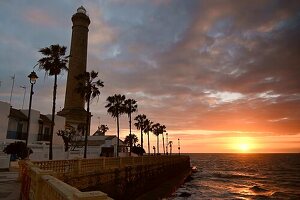 Sonnenuntergang am Leuchtturm am Abend, Chipiona, bei Cadiz, Provinz Cadiz, Andalusien, Spanien