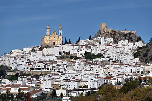 Blick auf Ort und Iglesia Mayor de Olvera an der Straße der weißen Dörfer 'Pueblos Blancos', Olvera, Provinz Cádiz, Andalusien, Spanien