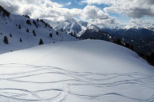 Tiefschneeabfahrt am Skigebiet Hochzeiger, Pitztal im Winter, Tirol, Österreich