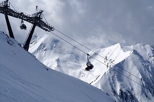 Sessellift im Skigebiet Hochzeiger, Pitztal im Winter, Tirol, Österreich
