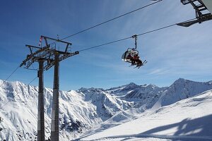 Skifahrer im Sessellift, Skigebiet Rifflsee, Pitztal im Winter, Tirol, Österreich