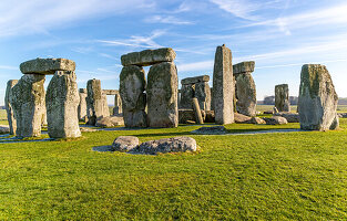 Stehende Steine des neolithischen Henge, Stonehenge, Wiltshire, England, Großbritannien