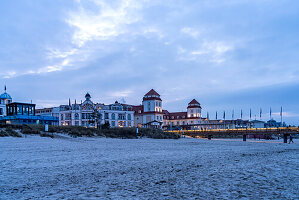 Strand und Kurhaus Hotel von Binz in der Abenddämmerung, Insel Rügen, Mecklenburg-Vorpommern, Deutschland