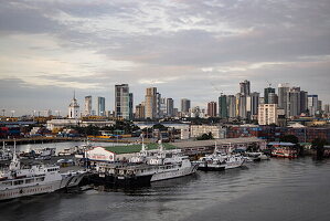 Schiffe der philippinischen Küstenwache am Pier mit der Skyline der Stadt dahinter, Manila, National Capital Region, Philippinen, Südostasien