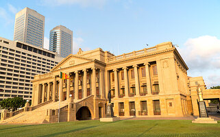 Altes Parlamentsgebäude, heute Büros des Präsidentensekretariats, Colombo, Sri Lanka und moderne Wolkenkratzer