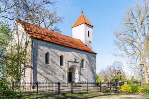 romanische Kirche St. Ulrich in Ainau bei Geisenfeld  in Oberbayern in Deutschland