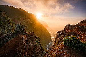 Sonnenuntergang mit roten Felsen, Madeira, Portugal