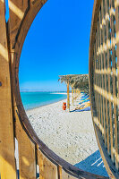 Ägypten, Rotes Meer, bei Hurghada, Insel Giftun, Strand in der Orange Bay mit Strohdächer