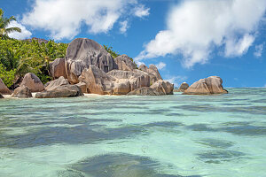  Mighty granite rocks on the dream beach Anse Source d&#39;Argent, La Digue, Seychelles, Indian Ocean, Africa 