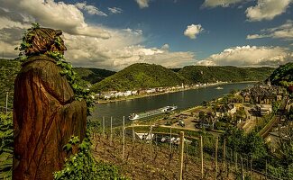  Statue of Saint Goar, view of St.Goar and St. Goarshausen in the Rhine Valley, Upper Middle Rhine Valley, Rhineland-Palatinate, Germany 