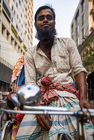 Porträt eines Fahrradrikschafahrers in der Innenstadt von Dhaka, Dhaka, Bangladesch, Asien