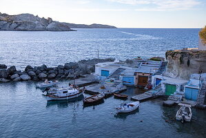Fischerboote und bunte Bootsgaragen im Fischerdorf Mandrakia am Abend, Insel Milos, Kykladen, Südliche Ägäis, Griechenland, Europa