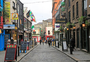 Pubs und Restaurants säumen die Straße im Viertel Temple Bar, Stadtzentrum von Dublin, Irland, Republik Irland