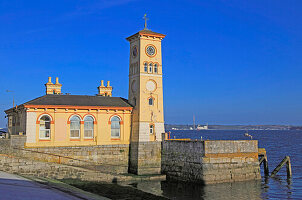 Am Wasser gelegener Glockenturm, altes Rathausgebäude, Cobh, County Cork, Irland, Republik Irland