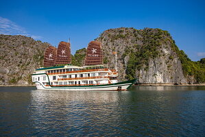 Kreuzfahrtschiff Ylang (Heritage Line) mit vollen Segeln und Karstinseln, Lan Ha Bay, Haiphong, Vietnam, Asien