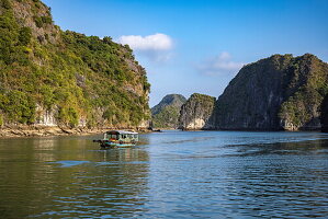 Fischerboot mit Karstinseln dahinter, Bucht Lan Ha Bay, Haiphong, Vietnam, Asien