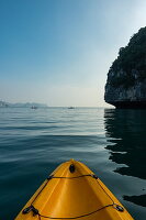 Seekajak-Ausflug für Passagiere des Kreuzfahrtschiffs Ylang (Heritage Line), Bucht Lan Ha Bay, Haiphong, Vietnam, Asien